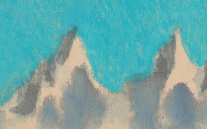 Deux montagnes enneigées, toutes en nuances de blanc et gris, se détachent sur un fond bleu.