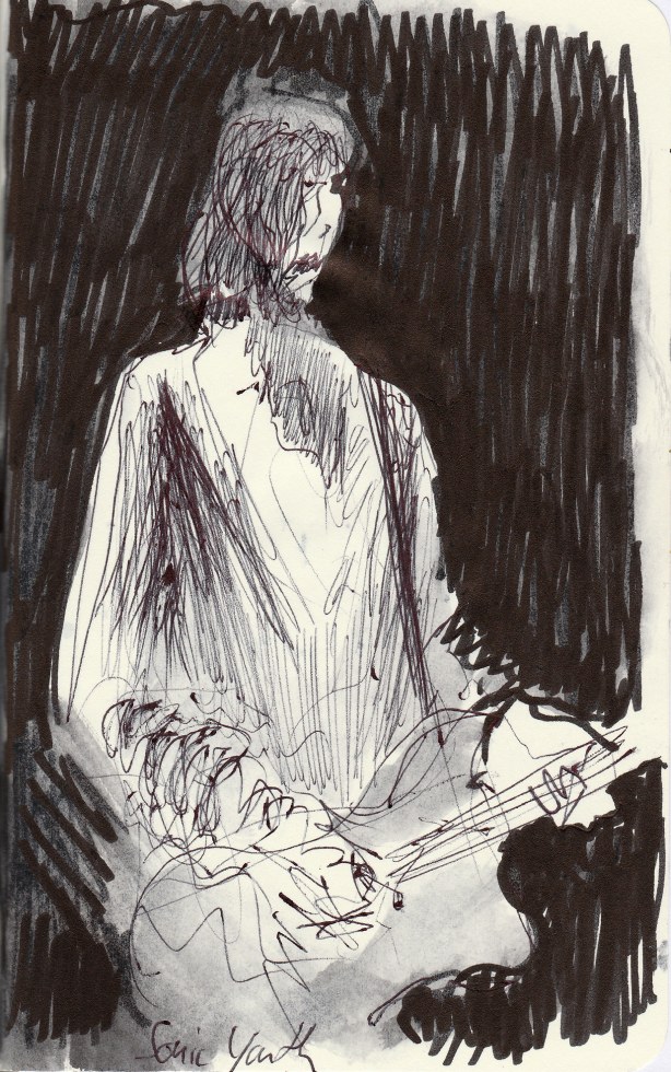 Dessin pendant un concert de Thurston Moore à la Laiterie en 2017, Strasbourg. Dessin au feutre noir exécuté dans l'obscurité.