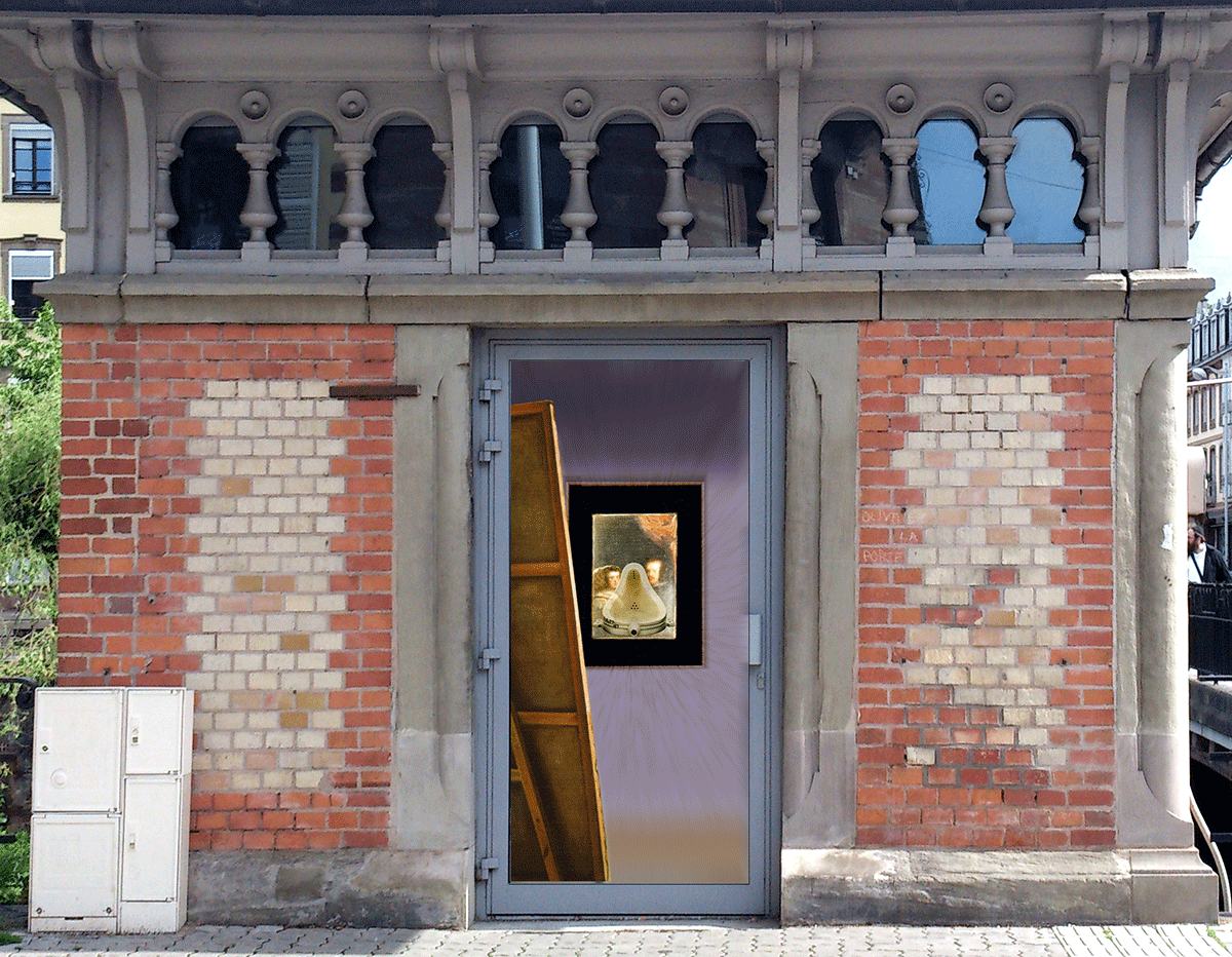 Simulation du projet de l’installation « Fontaine, le retour ». On y voit l’arrière d’une toile côté droit du cadre de la vitre et dans l’axe un miroir, comme dans les Ménines (célèbre tableau de Velasquez, 1656). Dans la réalité la toile est un panneau de contre-plaqué, traversé des quatre vis qui tiennent un urinoir de l’autre côté, donc pas visible directement. Seul le miroir dans l’axe au fond du « Petit cabinet » permet se voir soi et l’urinoir. Un texte réfléchi aussi, nous dit : ceci n’est pas un urinoir.